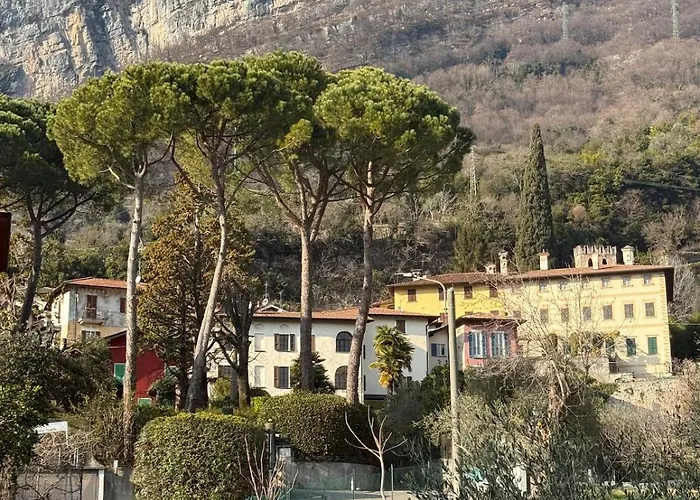 Boutique Overlooking The Mezzegra